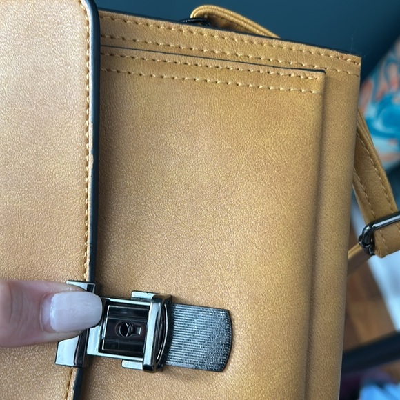🎄 Crossbody Yellow Tan Bag Good Condition Light Weight Sling Bag - Picture 7 of 7